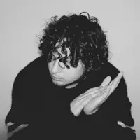 Ouve undefined, vê vídeos de música, lê a biografia, vê as datas da digressão e muito mais!