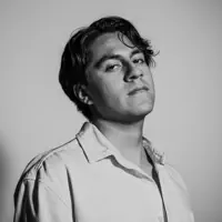 Luister naar undefined, bekijk muziekvideo's, lees de bio, bekijk de tourdata, en meer!