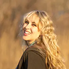 聆聽 Candice Night、觀看音樂影片、閱讀小傳、查看巡演日期等！