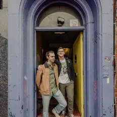 beat up car을(를) 듣고, 뮤직 비디오를 보고, 약력을 읽고, 투어 일정 등을 확인하세요!