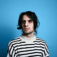 Escucha a undefined, mira videos musicales, lee su biografía, consulta las fechas de las gira y más.