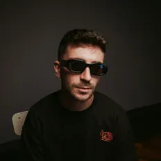 Maenellavitaを聴いたり、ミュージックビデオを鑑賞したり、経歴やツアー日程などを確認したりしましょう！