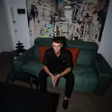Poslechněte si interpreta Tony Valentino, sledujte hudební videa, přečtěte si životopis, podívejte se na data turné a další informace.