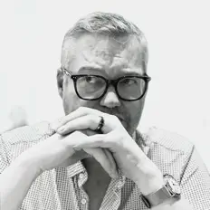 Escucha a Rich Douglas, mira vídeos musicales, lee la biografía, consulta fechas de giras y mucho más.