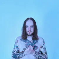 undefinedを聴いたり、ミュージックビデオを鑑賞したり、経歴やツアー日程などを確認したりしましょう！