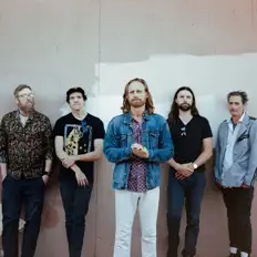 Futuristを聴いたり、ミュージックビデオを鑑賞したり、経歴やツアー日程などを確認したりしましょう！