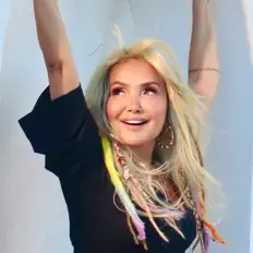 Yonca Evcimik dinle, müzik videolarını izle, biyografisini oku, tur tarihlerini ve daha fazlasını gör!