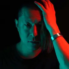 聆聽 Juheun、觀看音樂影片、閱讀小傳、查看巡演日期等！