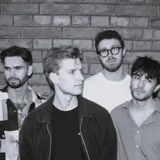 Ms. Jones सुनें, म्यूज़िक वीडियो देखें, बायो पढ़ें, दौरे की तारीखें और बहुत कुछ देखें!