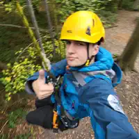 聆聽 undefined、觀看音樂影片、閱讀小傳、查看巡演日期等！