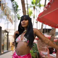 Escucha a J'La Anderson, mira vídeos musicales, lee la biografía, consulta fechas de giras y mucho más.