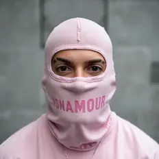 Écoutez VONAMOUR, regardez des vidéoclips, lisez la biographie, consultez les dates de tournée et plus encore !