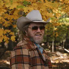 Hör dir ERNEST an, schau dir Musikvideos an, lies die Biografie, finde Tourdaten und mehr!