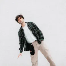 Poslechněte si interpreta Charles, sledujte hudební videa, přečtěte si životopis, podívejte se na data turné a další informace.