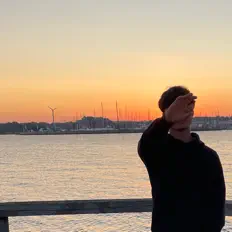 Leezoを聴いたり、ミュージックビデオを鑑賞したり、経歴やツアー日程などを確認したりしましょう！