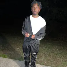 Runna dinle, müzik videolarını izle, biyografisini oku, tur tarihlerini ve daha fazlasını gör!