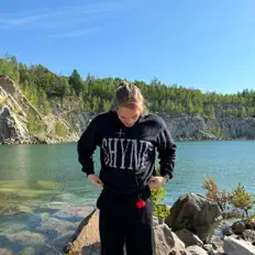 聆聽 STITCH、觀看音樂影片、閱讀小傳、查看巡演日期等！