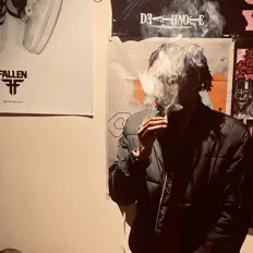 聆聽 $in$ity、觀看音樂影片、閱讀小傳、查看巡演日期等！