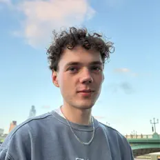 Poslechněte si interpreta Danny Stobo, sledujte hudební videa, přečtěte si životopis, podívejte se na data turné a další informace.