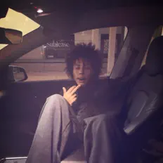 Poslechněte si interpreta hellaindica, sledujte hudební videa, přečtěte si životopis, podívejte se na data turné a další informace.