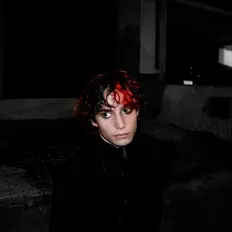 Poslechněte si interpreta Cometrosa, sledujte hudební videa, přečtěte si životopis, podívejte se na data turné a další informace.