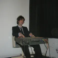 Dengarkan Dylan Moon, tonton video musik, baca bio, lihat tanggal tur & lainnya!