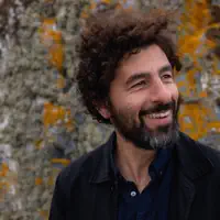 undefinedを聴いたり、ミュージックビデオを鑑賞したり、経歴やツアー日程などを確認したりしましょう！