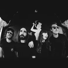 Ouve Violet Iris, vê vídeos de música, lê a biografia, vê as datas da digressão e muito mais!