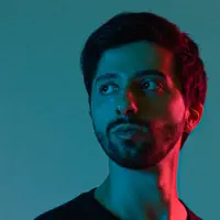 聆聽 undefined、觀看音樂影片、閱讀小傳、查看巡演日期等！