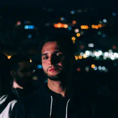 Hör dir Drumkid an, schau dir Musikvideos an, lies die Biografie, finde Tourdaten und mehr!