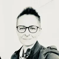 收听 undefined、观看音乐视频、阅读小传、查看巡演日期等 ！