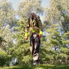 Poslechněte si interpreta Kim Kim, sledujte hudební videa, přečtěte si životopis, podívejte se na data turné a další informace.