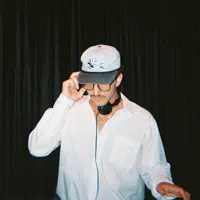 Ouça undefined, assista a videoclipes, leia a biografia, veja as datas das turnês e mais!