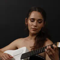 聆聽 undefined、觀看音樂影片、閱讀小傳、查看巡演日期等！