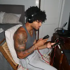 Luister naar LEONARDO, bekijk muziekvideo's, lees de bio, bekijk de tourdata, en meer!