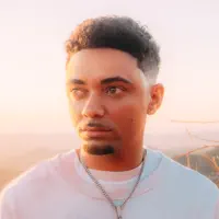 Luister naar undefined, bekijk muziekvideo's, lees de bio, bekijk de tourdata, en meer!