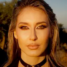 NIKKAを聴いたり、ミュージックビデオを鑑賞したり、経歴やツアー日程などを確認したりしましょう！