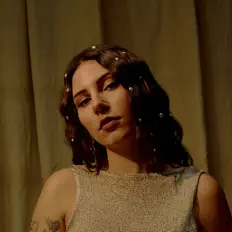 Hör dir MISS C-LINE an, schau dir Musikvideos an, lies die Biografie, finde Tourdaten und mehr!