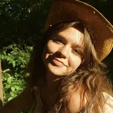 聆聽 Carly Winter、觀看音樂影片、閱讀小傳、查看巡演日期等！