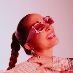 Écoutez Vale Cox, regardez des vidéoclips, lisez la biographie, consultez les dates de tournée et plus encore !