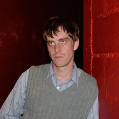 聆聽 Insecure Men、觀看音樂影片、閱讀小傳、查看巡演日期等！