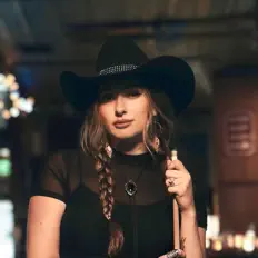 Escucha a Jacquie Roar, mira videos musicales, lee su biografía, consulta las fechas de las gira y más.