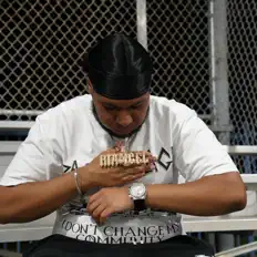 Poslechněte si interpreta Riangel, sledujte hudební videa, přečtěte si životopis, podívejte se na data turné a další informace.