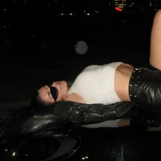 BABY BRRRを聴いたり、ミュージックビデオを鑑賞したり、経歴やツアー日程などを確認したりしましょう！