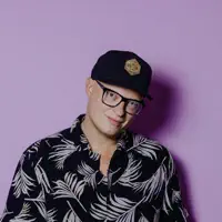 聆聽 undefined、觀看音樂影片、閱讀小傳、查看巡演日期等!