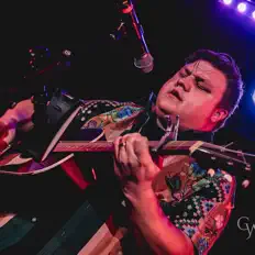 Noodin을(를) 듣고, 뮤직 비디오를 보고, 약력을 읽고, 투어 일정 등을 확인하세요!