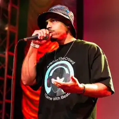 AlienInTheCrowdを聴いたり、ミュージックビデオを鑑賞したり、経歴やツアー日程などを確認したりしましょう！