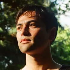 收听 Hilang Child、观看音乐视频、阅读小传、查看巡演日期等 ！