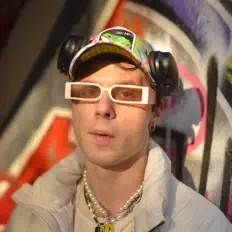 Guidtwaを聴いたり、ミュージックビデオを鑑賞したり、経歴やツアー日程などを確認したりしましょう！