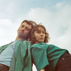 聆聽 Schiefer、觀看音樂影片、閱讀小傳、查看巡演日期等！